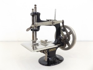 lot 1 image: Antique 1920s Singer Model 20 Childs Toy Sewing Machine 