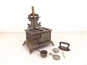lot 3 image: Antique Miniature Salesmans Sample Royal Brand Toy Stove