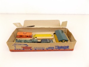 lot 13 image: 1940s Ranger Steel Fast Freight #390 Windup Toy Train Set in Original Box with Key