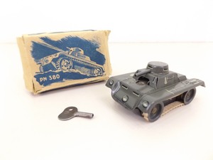lot 15 image: RARE 1940s US ZONE Germany Windup Tank wBox and Key