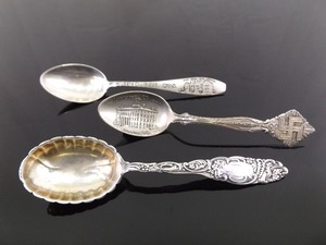 lot 43 image: 62.1 Grams of 3 Antique Collectible .925 Sterling Silver Souvenir Spoons