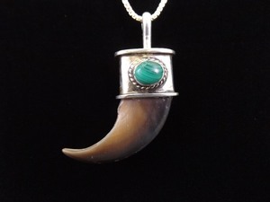 lot 57 image: .925 Sterling Silver Heavy Box Link Malachite Cabochon Bear Claw Pendant Necklace