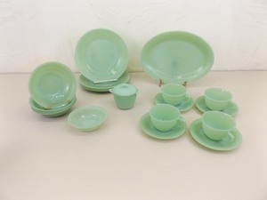 lot 76 image: Vintage 20 Piece (4 person) Set of Fire King Jadeite Dishes