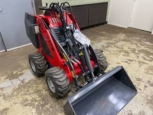 lot 6 image: NEW 2023 SDL 32W Mini Skid Loader