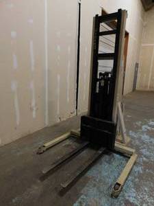 lot 14 image: Crown 20MT Walk Behind Lift - Walkie Stacker