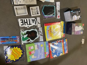 lot 23 image: Miscellaneous arts and crafts kid items