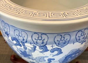 lot 45 image: Beautiful Blue and White Planter on Ornate Wooden Stand