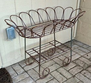 lot 122 image: Lovely Metal Planter Stand