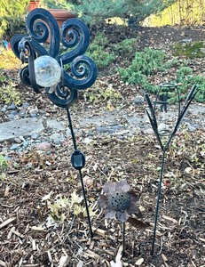 lot 129 image: Decorative Yard Stakes