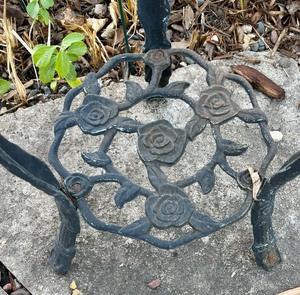 lot 145 image: Metal Planter Stand
