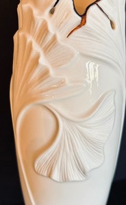 lot 21 image: Lovely Lenox Vase