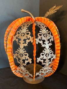 lot 166 image: Spooky Decor