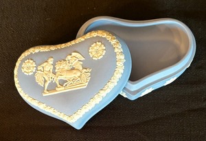 lot 167 image: Vintage Wedgwood Trinket Box