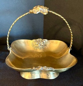 lot 170 image: Golden Goodies Grouping