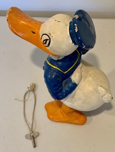 lot 53 image: Vintage Donald Duck Wind Up Toy with Key