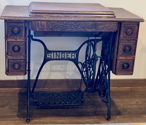 lot 59 image: Antique Singer Sewing Machine