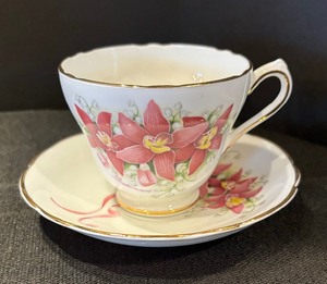lot 190 image: Trio of Pretty Teacups with Saucers