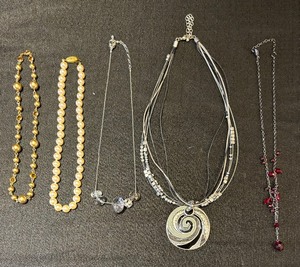 lot 198 image: Variety of Nice Necklaces