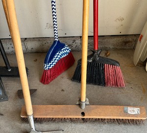 lot 207 image: Long Handled Tool Lot