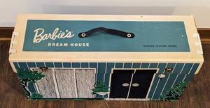lot 7 image: Vintage 1962 Cardboard Barbie Dream House