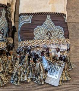 lot 255 image: New Croscill Hand and Bath Towels