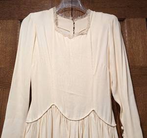 lot 263 image: Vintage Womens Elegant Wedding Dress