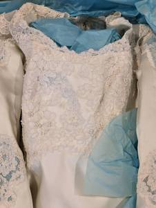 lot 264 image: Vintage Womens Beaded Wedding Dress and Veil