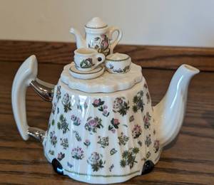lot 297 image: Portmerion and Otagiri Miniature Teapots