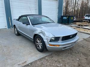 lot 7 image: 2008 Ford Mustang