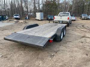 lot 6 image: 2001 H&H 18 Foot Car Trailer