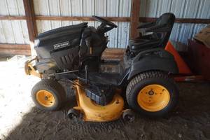 lot 13 image: Craftsman riding lawn mower