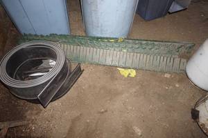 lot 37 image: assortment of lawn edging