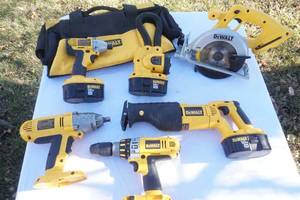 lot 64 image: 18v DeWalt power tools