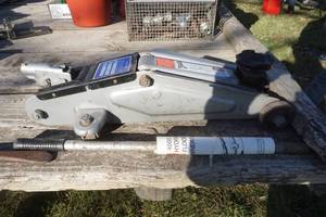 lot 95 image: hydraulic floor jack