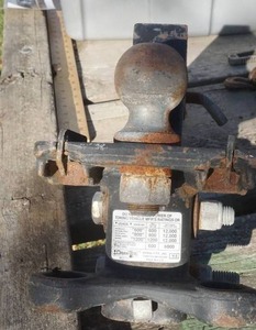 lot 100 image: stabilizer hitch