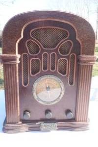 lot 102 image: vintage radio