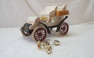 lot 255 image: Jim Beam Amaretto decanter
