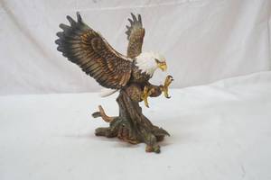 lot 286 image: eagle figurine