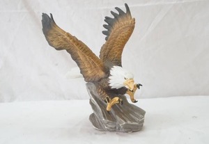 lot 292 image: eagle figurine
