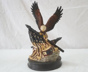 lot 293 image: eagle figurine