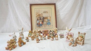 lot 302 image: bunny and bear figurines