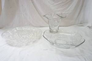 lot 322 image: glass serving dish and vase