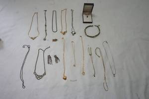 lot 372 image: jewelry
