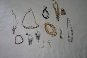 lot 373 image: jewelry