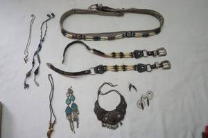 lot 377 image: vintage accessories
