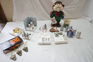 lot 382 image: Christmas items