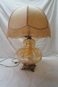 lot 390 image: glass table lamp with shade