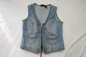 lot 410 image: womens jean vest