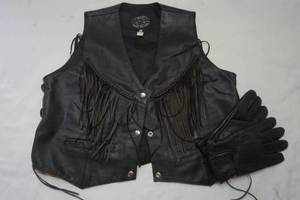 lot 421 image: leather vest and riding gloves