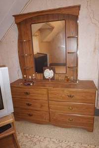 lot 473 image: dresser and hutch